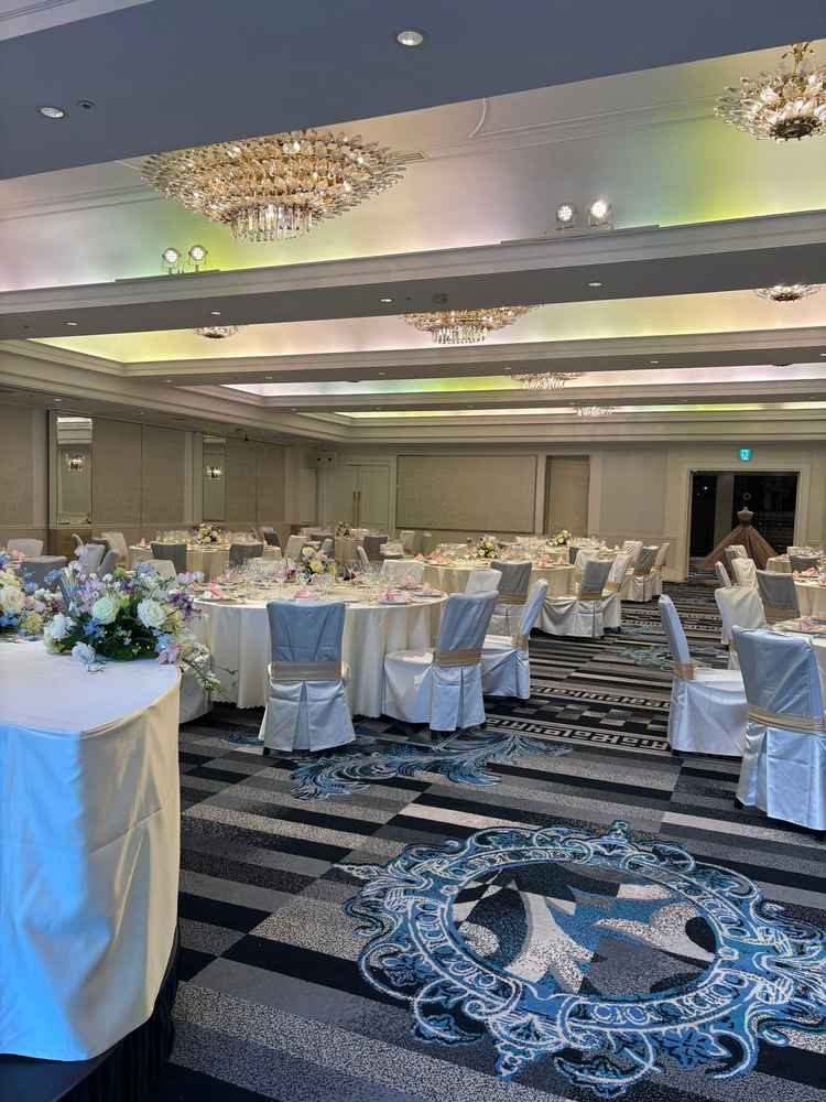 鳳凰の間。庭園が見える大きな窓が印象的。