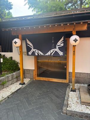 建物入り口。旅館のような雰囲気で非日常感が味わえそうでした。