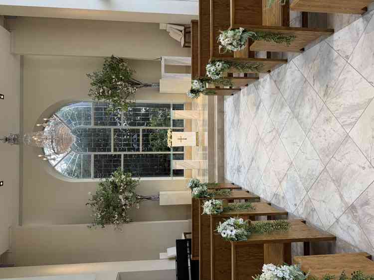 ガーデン挙式日に雨となった際のチャペル登壇側