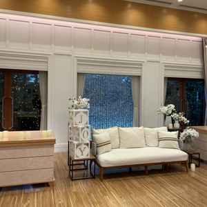 披露宴会場のメインテーブル。背景に泡が流れる演出がある。