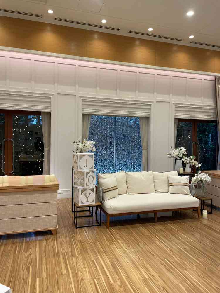 披露宴会場のメインテーブル。背景に泡が流れる演出がある。