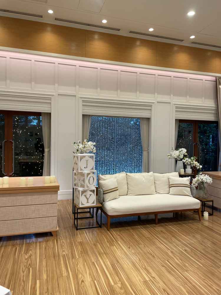 披露宴会場のメインテーブル。背景に泡が流れる演出がある。