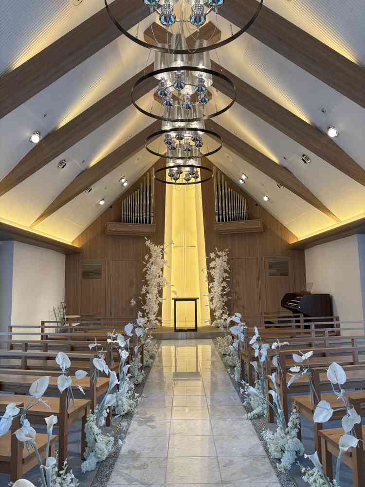 チャペルの内部！おしゃれで床が石なので、反射してとても綺麗でした。