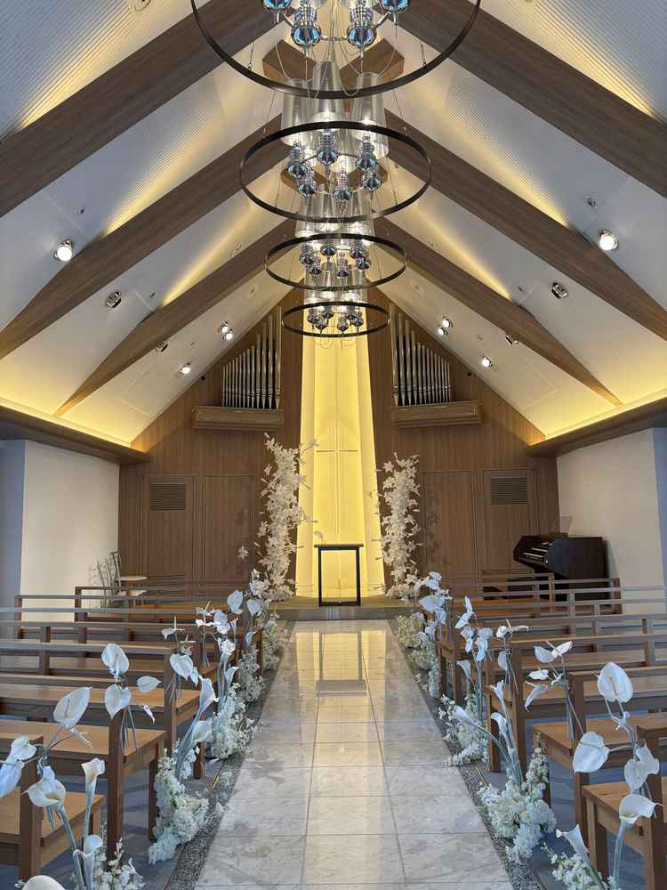 チャペルの内部！おしゃれで床が石なので、反射してとても綺麗でした。