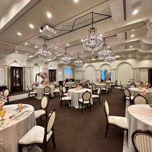 案内された3つ目の披露宴会場です。比較的、落ち着いた雰囲気の会場でした。