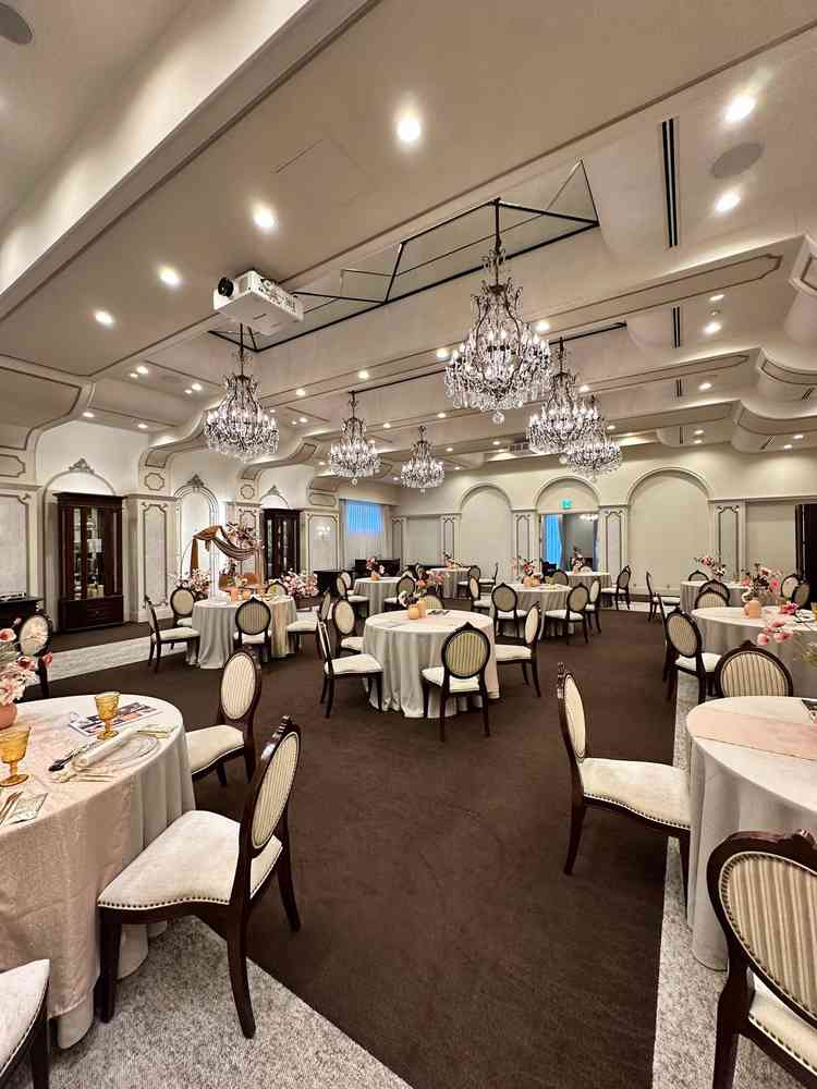 案内された3つ目の披露宴会場です。比較的、落ち着いた雰囲気の会場でした。