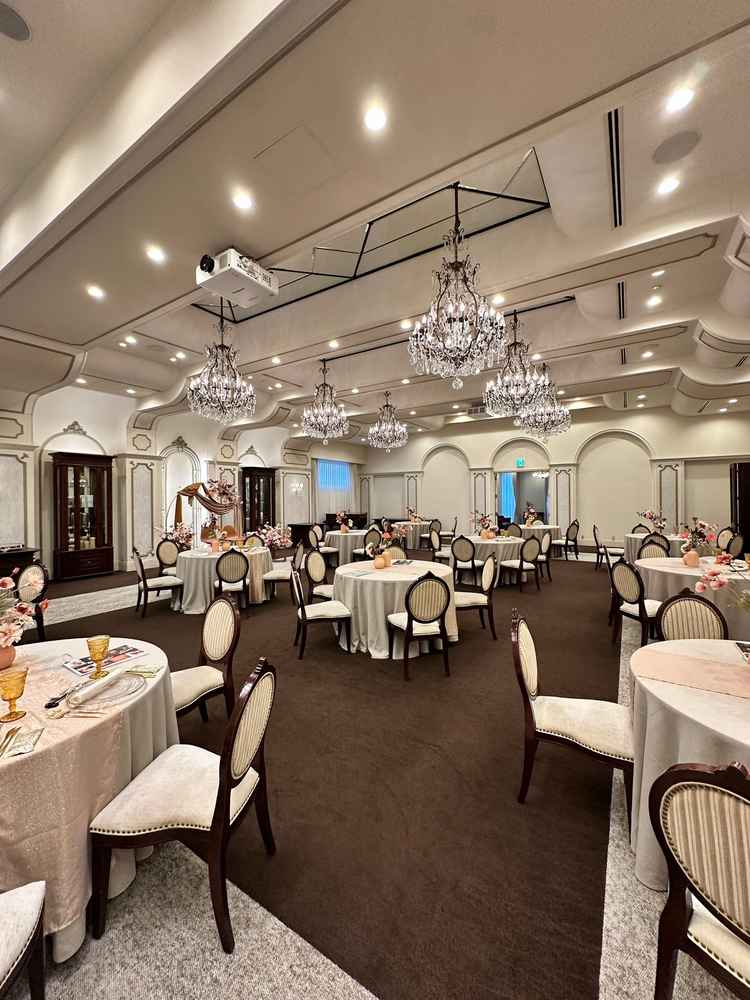 案内された3つ目の披露宴会場です。比較的、落ち着いた雰囲気の会場でした。