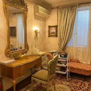 新婦控え室。アンティークな雰囲気の空間でお姫様気分を味わいながら身支度ができる。