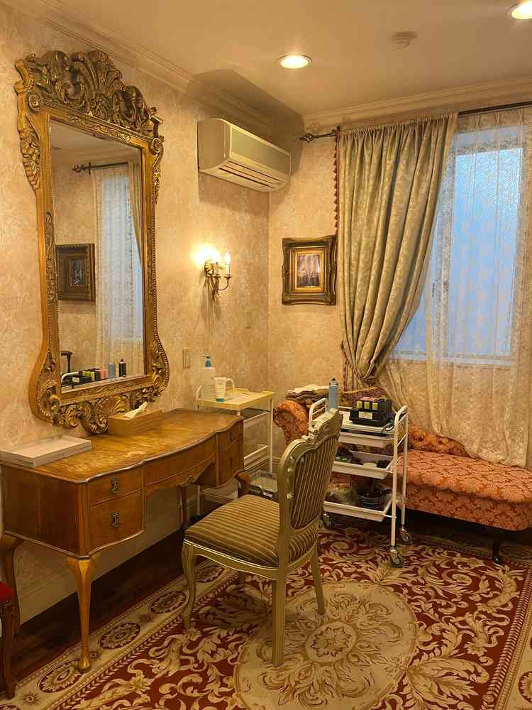 新婦控え室。アンティークな雰囲気の空間でお姫様気分を味わいながら身支度ができる。