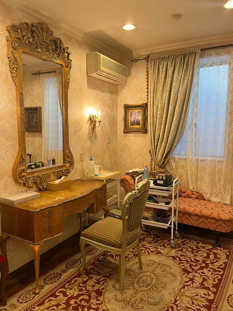 新婦控え室。アンティークな雰囲気の空間でお姫様気分を味わいながら身支度ができる。