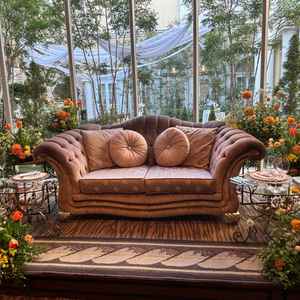 披露宴会場のメインソファです。背景がガーデンで、室内ながら緑を感じられる空間になっています。