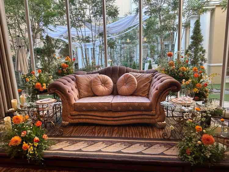 披露宴会場のメインソファです。背景がガーデンで、室内ながら緑を感じられる空間になっています。