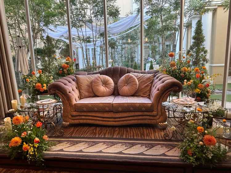 披露宴会場のメインソファです。背景がガーデンで、室内ながら緑を感じられる空間になっています。