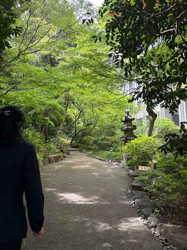 ホテルからチャペルまでの移動で庭園を通りました。こういう導線を通ったことがなかったので感動しました