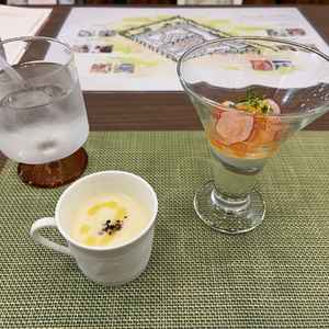 料理の試食の写真。前菜が美味しかった。