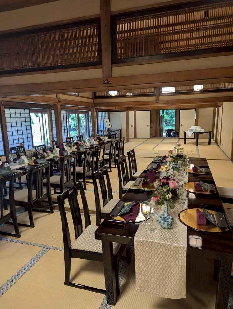 ～50名まで収容可能。釘隠しや椅子、テーブル装飾に桃があしらわれています。