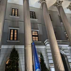 パンテオンのようでかっこいい外です。新横浜駅から近く建物が大通りに面しているので見つかりやすいです。