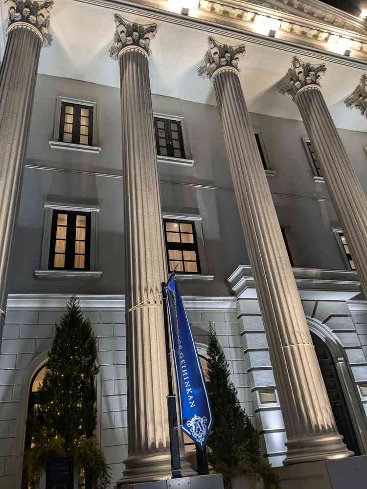 パンテオンのようでかっこいい外です。新横浜駅から近く建物が大通りに面しているので見つかりやすいです。