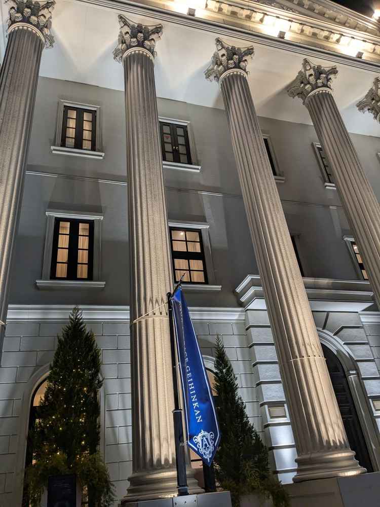 パンテオンのようでかっこいい外です。新横浜駅から近く建物が大通りに面しているので見つかりやすいです。