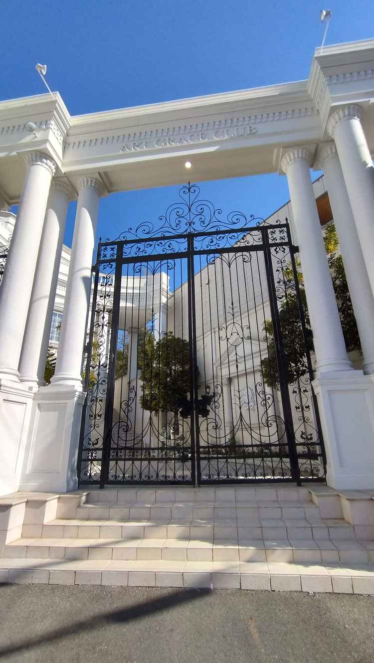 式場らしさがはっきりと出る大きな門