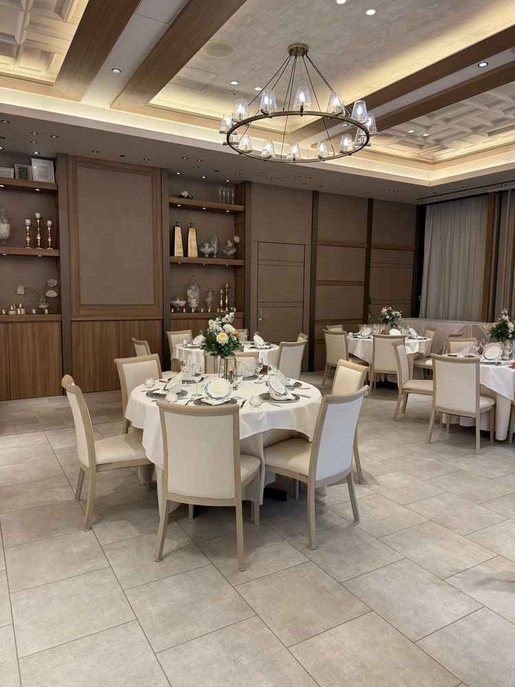 披露宴会場はシンプルで落ち着いた雰囲気で素敵でした。