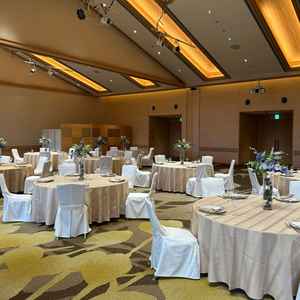 披露宴会場はホテル内にあり、チャペルからはバスで移動。広さも十分で、落ち着いた印象。