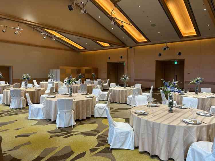 披露宴会場はホテル内にあり、チャペルからはバスで移動。広さも十分で、落ち着いた印象。