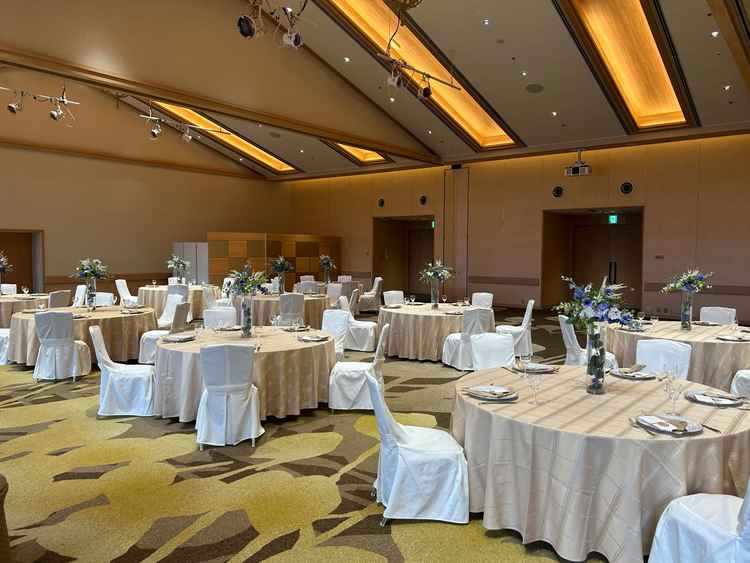 披露宴会場はホテル内にあり、チャペルからはバスで移動。広さも十分で、落ち着いた印象。