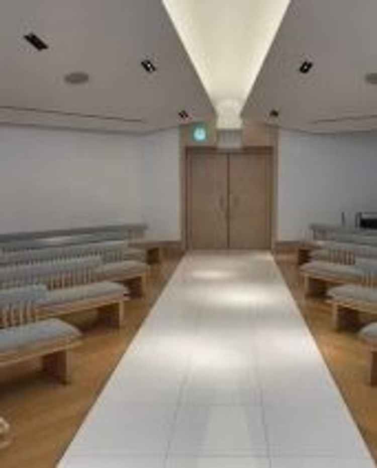 チャペル奥から入り口を見たところ