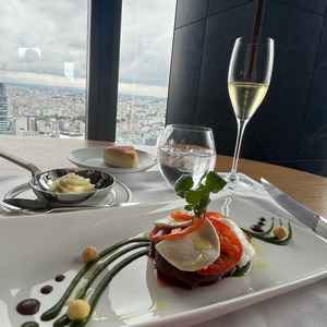 レストランからの眺めと試食のメニュー。