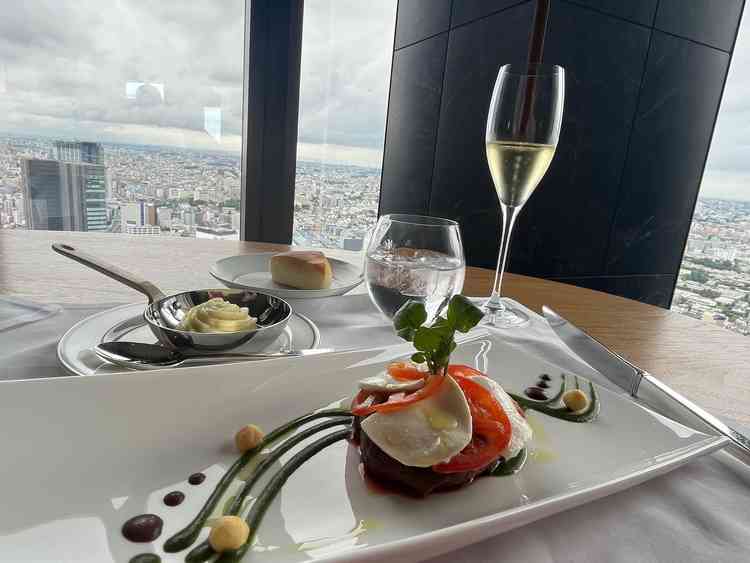 レストランからの眺めと試食のメニュー。