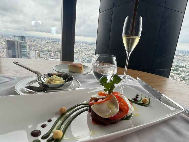 レストランからの眺めと試食のメニュー。