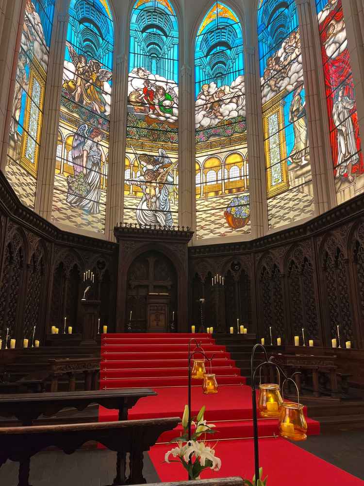 天井の高いチャペルで、周りのスタンドグラスも生い立ちを表していたり、両親も上壇することが特に素敵。