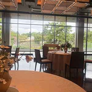 披露宴会場。一面が全て窓で、猿沢池や興福寺などが見えるのでとても景色が良い。