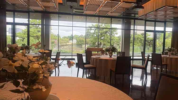 披露宴会場。一面が全て窓で、猿沢池や興福寺などが見えるのでとても景色が良い。