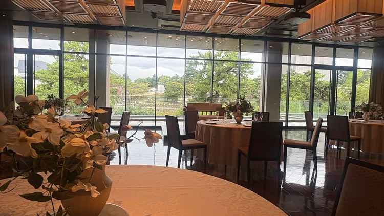 披露宴会場。一面が全て窓で、猿沢池や興福寺などが見えるのでとても景色が良い。