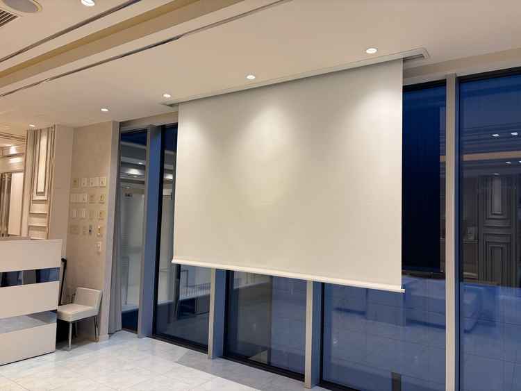 上記待合室では、スクリーンも設営されており、挙式準備の動画や2人の思い出写真などを流すことが可能。