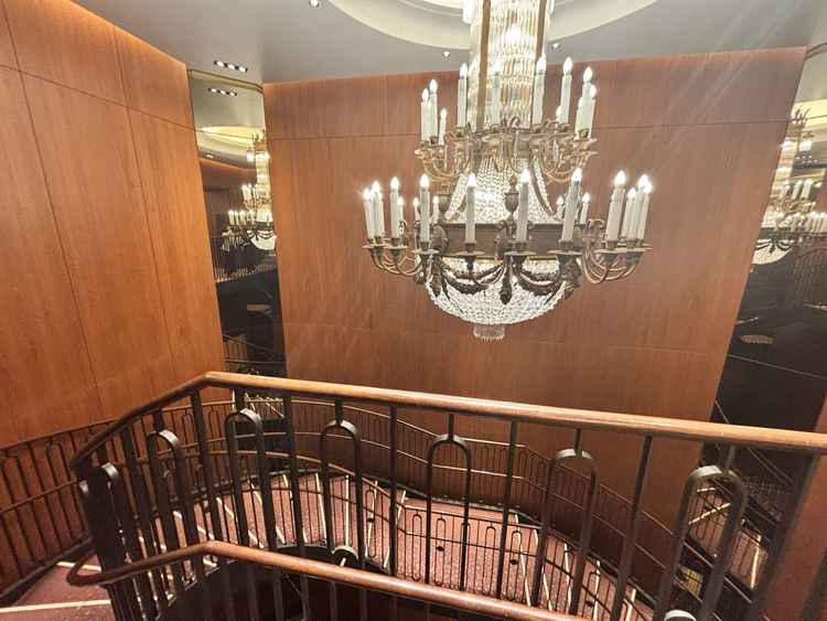 螺旋階段上のシャンデリアです