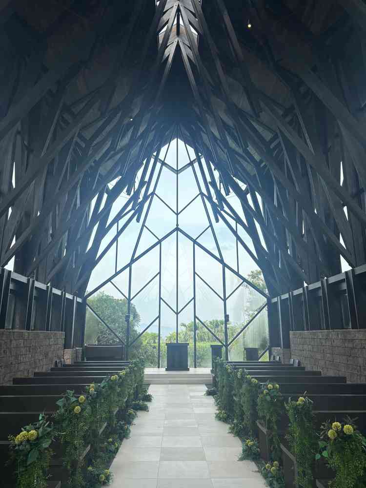 木のチャペル。木の構造がとても素敵です。