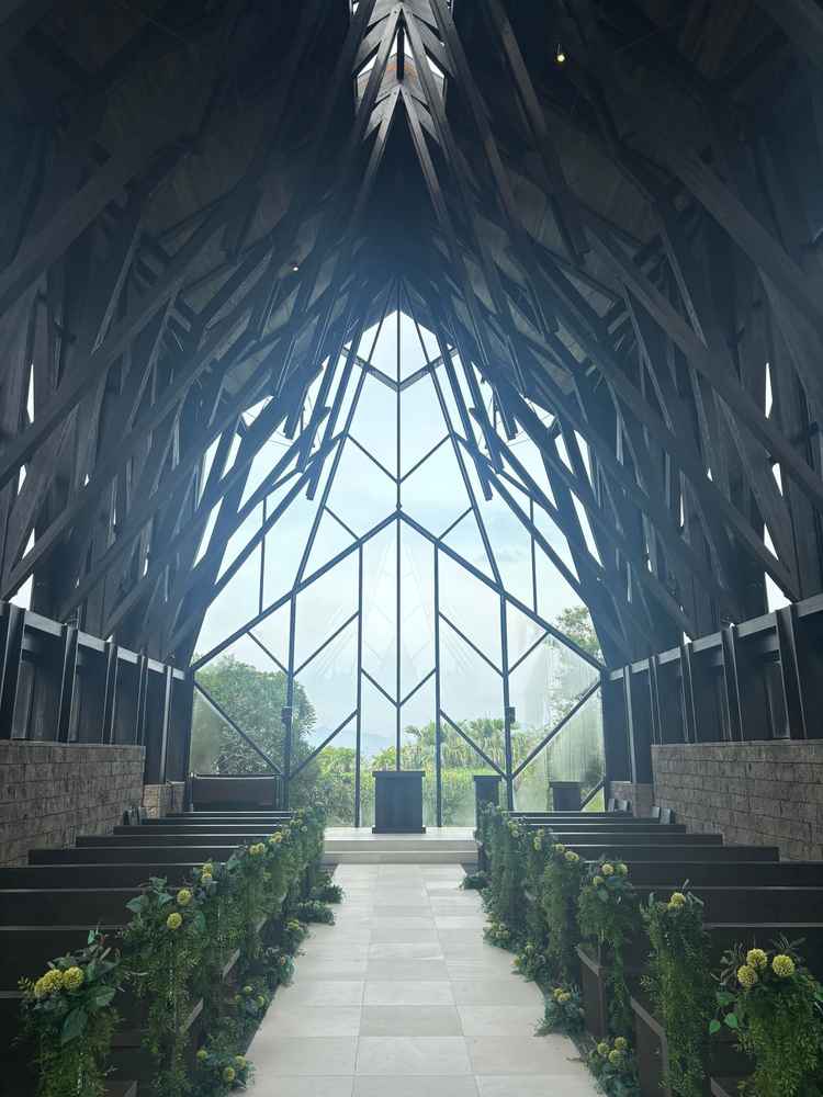 木のチャペル。木の構造がとても素敵です。