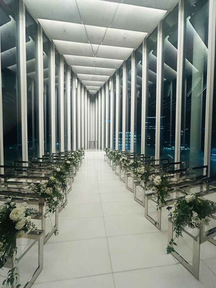 夜、電気をつけた状態のチャペルです。少し暗いです。