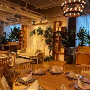 披露宴会場。カジュアルな雰囲気で、自分達好みの演出ができそう。