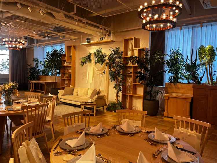 披露宴会場。カジュアルな雰囲気で、自分達好みの演出ができそう。