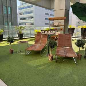 バルコニー。写真撮影の際に使える小物などが準備されており写真撮影が映えると思います。