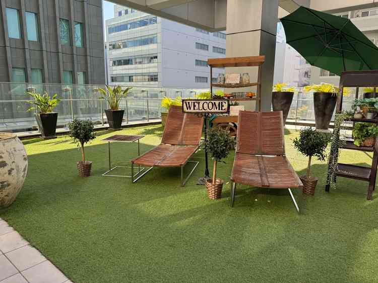 バルコニー。写真撮影の際に使える小物などが準備されており写真撮影が映えると思います。