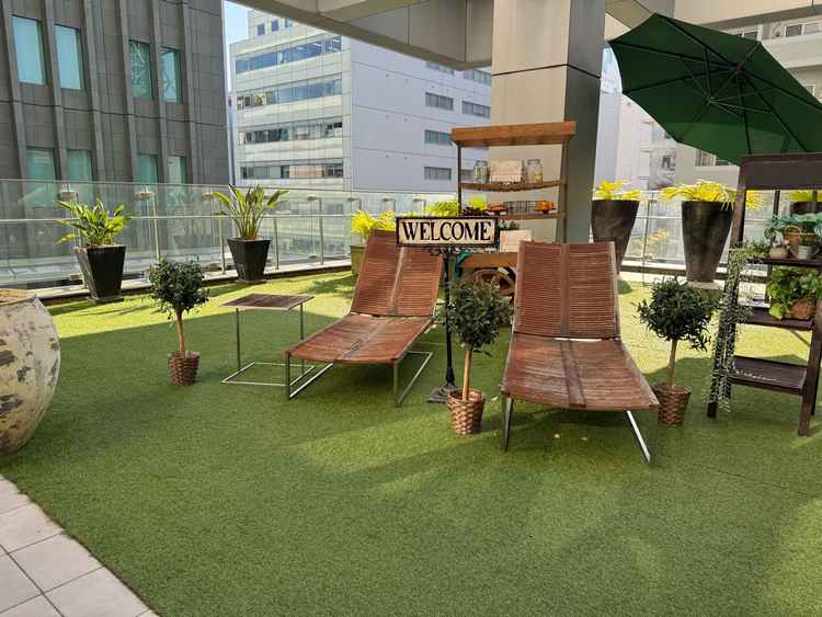 バルコニー。写真撮影の際に使える小物などが準備されており写真撮影が映えると思います。