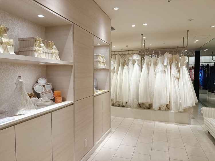 ドレスショップ内に並ぶドレスの数々