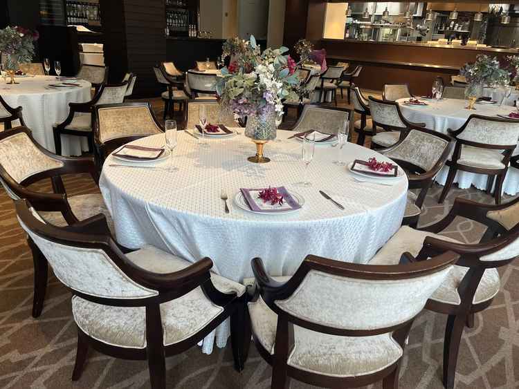 シックな印象の披露宴会場