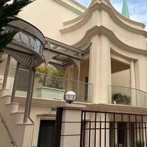 教会に向かって上がる階段(左の手すり)と打ち合わせを行う所の入り口の門