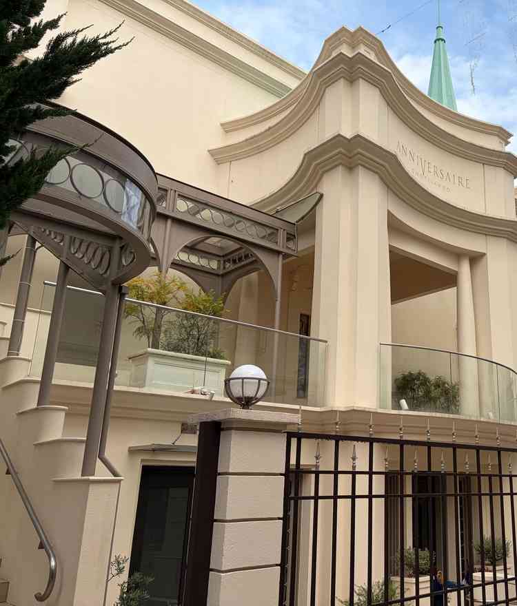 教会に向かって上がる階段(左の手すり)と打ち合わせを行う所の入り口の門